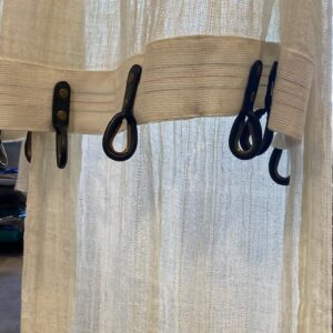 Rideaux en lin blanc avec attaches en cuir